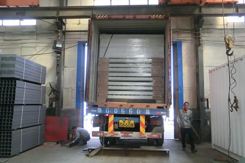 shipping container coffee shop_副本.jpg